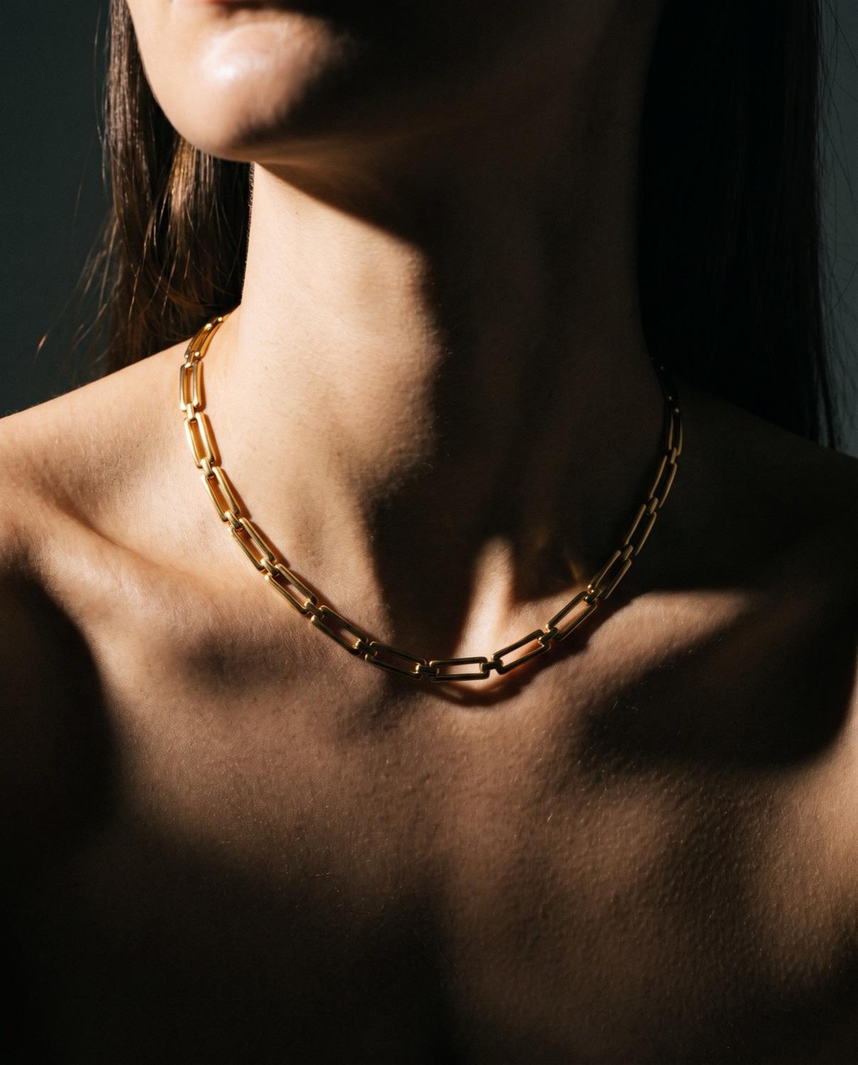 Virtual preview: a gold link collar necklace on a neckline
